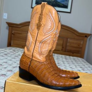 El General cowboy boots like new. Husband hardly wear it
